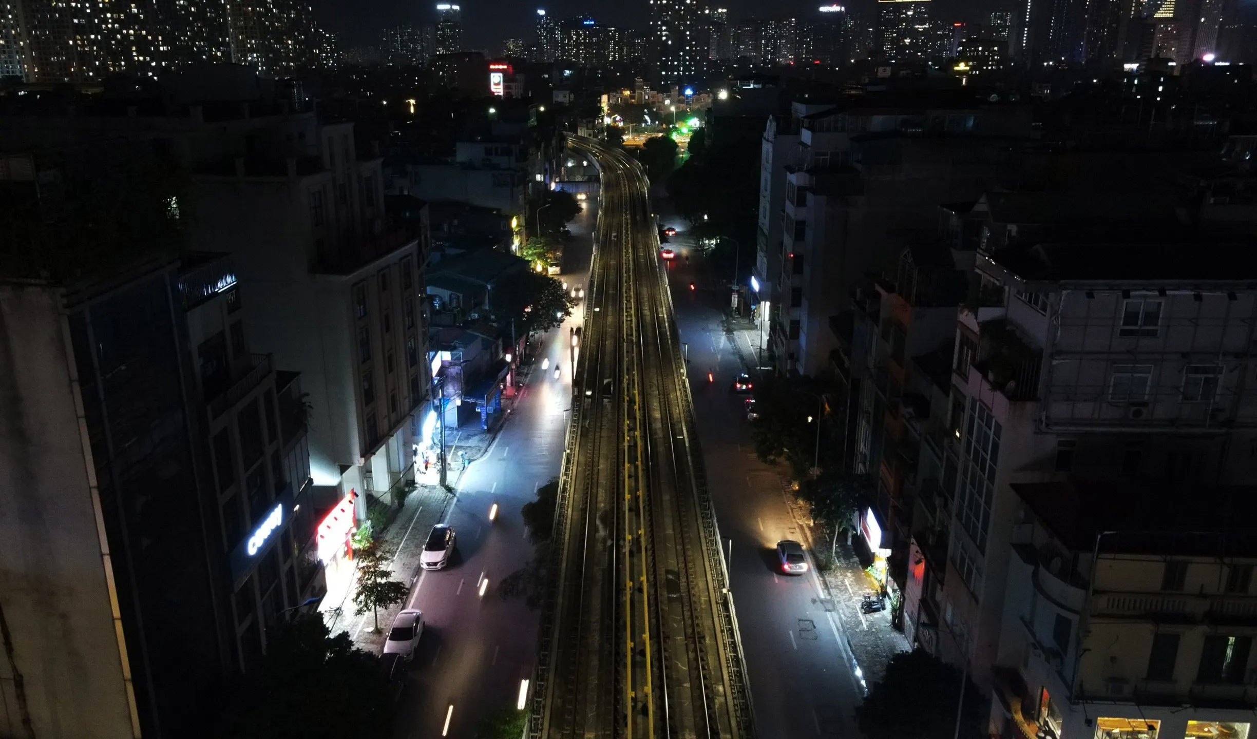 Lựa chọn các cửa hàng tại các trục đường lớn giúp đảm bảo an toàn khi di chuyển vào ban đêm