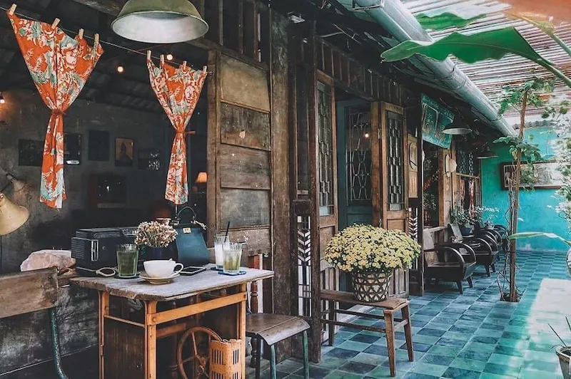 1-quan-cafe-thiet-ke-phong-cach-vintage Từng món đồ nội thất tại Cư Xá Cafe đều mang đậm dấu ấn của thời kỳ bao cấp