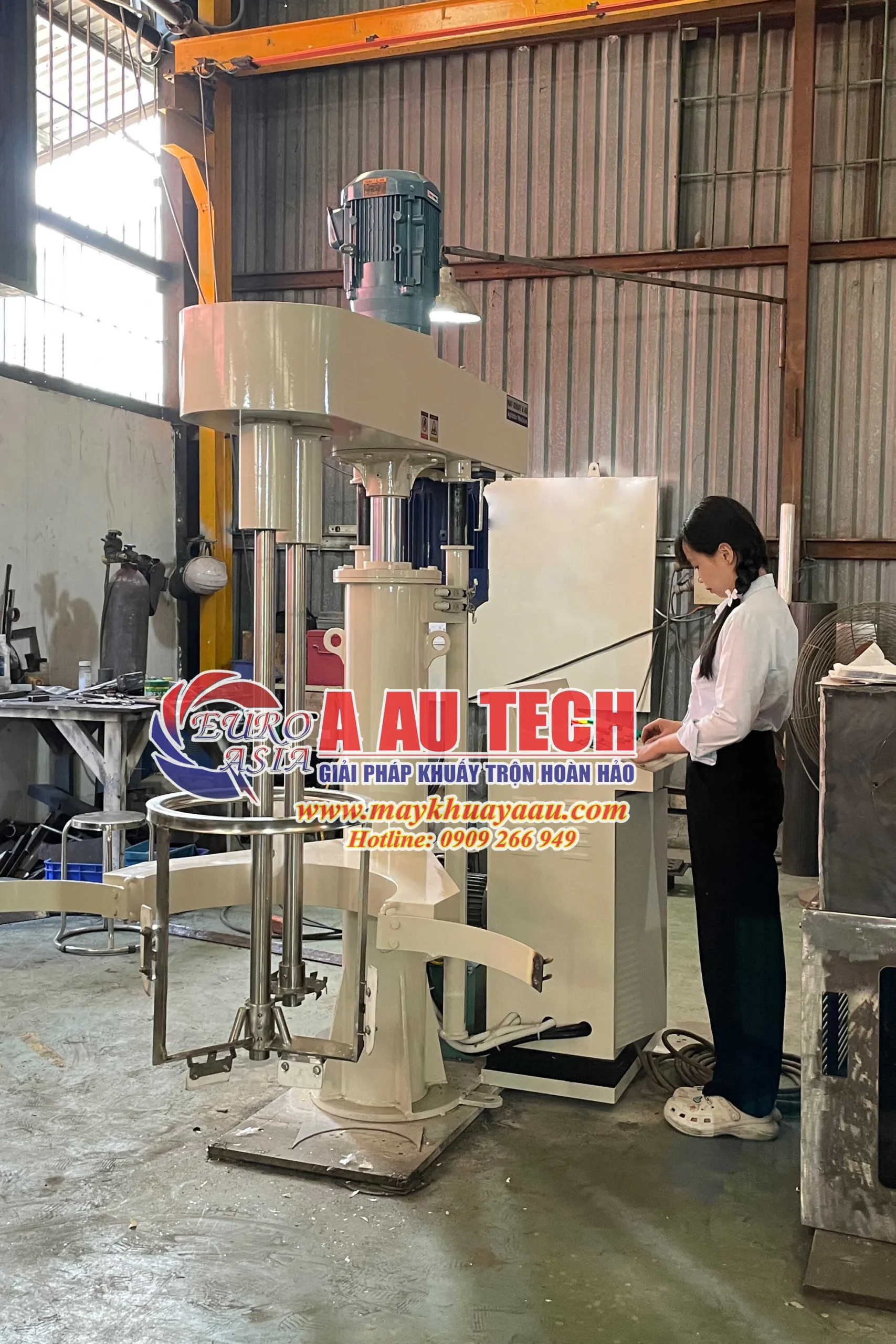 Quy trình lắc sơn chuyên nghiệp giúp màu sắc đồng nhất và màng sơn mịn đẹp