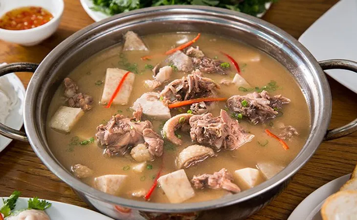 Lẩu vịt om sấu  món ăn được yêu thích nhất vào những dịp tụ tập đông người