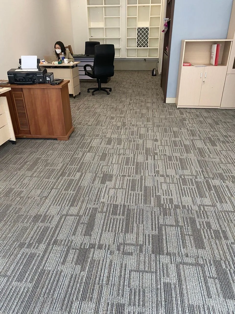 Sự thay đổi diện mạo ngoạn mục của văn phòng sau khi được lót thảm chuyên nghiệp