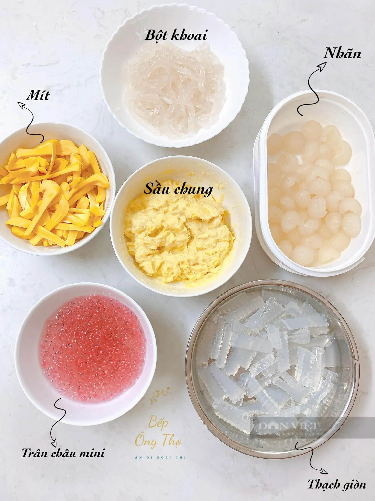 Sự kết hợp đa dạng các loại topping tạo nên màu sắc và hương vị phong phú cho chè sầu