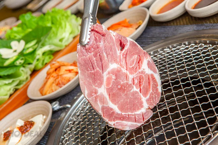 357942-yukssam-bbq-buffet-nuong-lau-body-27 Thịt bò thượng hạng được nướng trên bếp than hồng rực