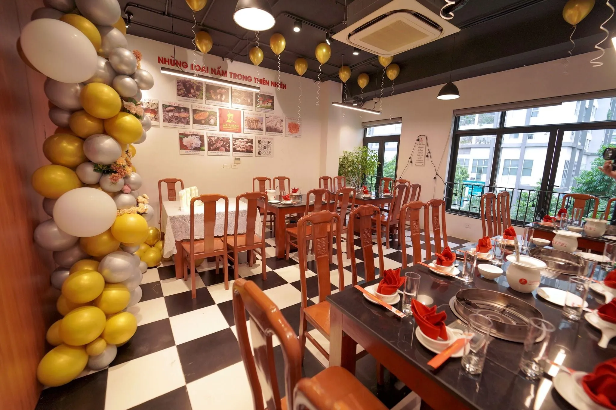 Không gian nội thất tinh tế với tông màu ấm cúng tại Lẩu Nấm Gia Khánh Tây Sơn