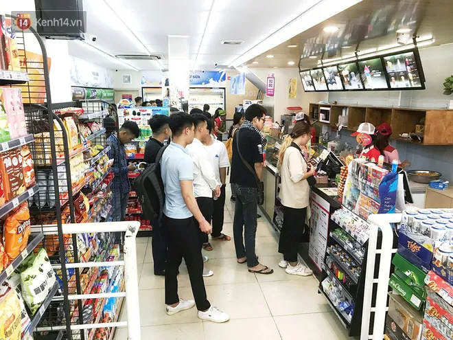 Không gian ngồi lại tiện nghi là điểm cộng lớn thu hút khách hàng của các cửa hàng 247