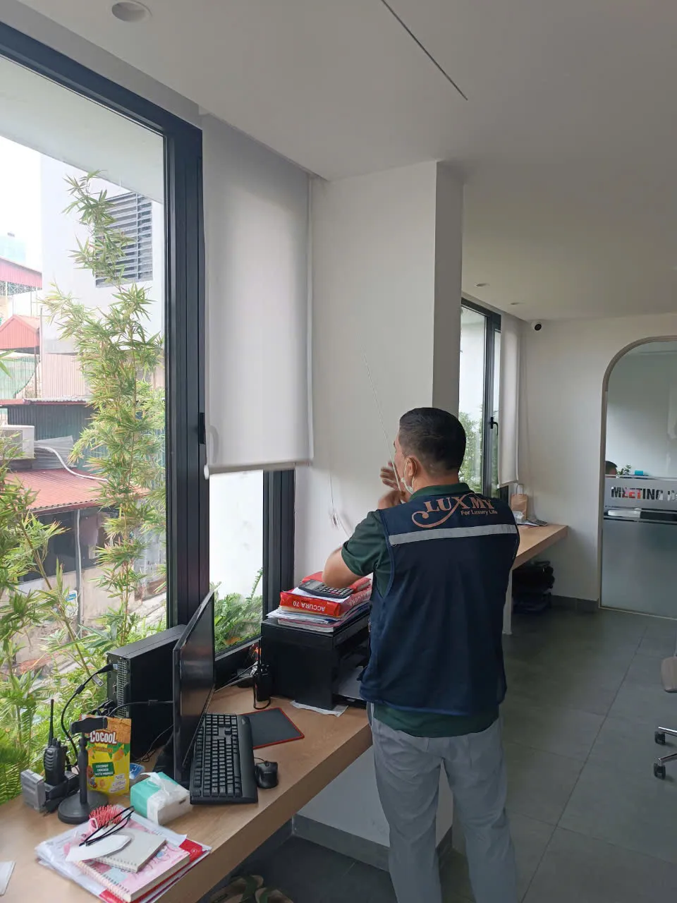 Quy trình thi công rèm cuốn diễn ra nhanh chóng và đảm bảo độ chính xác tuyệt đối