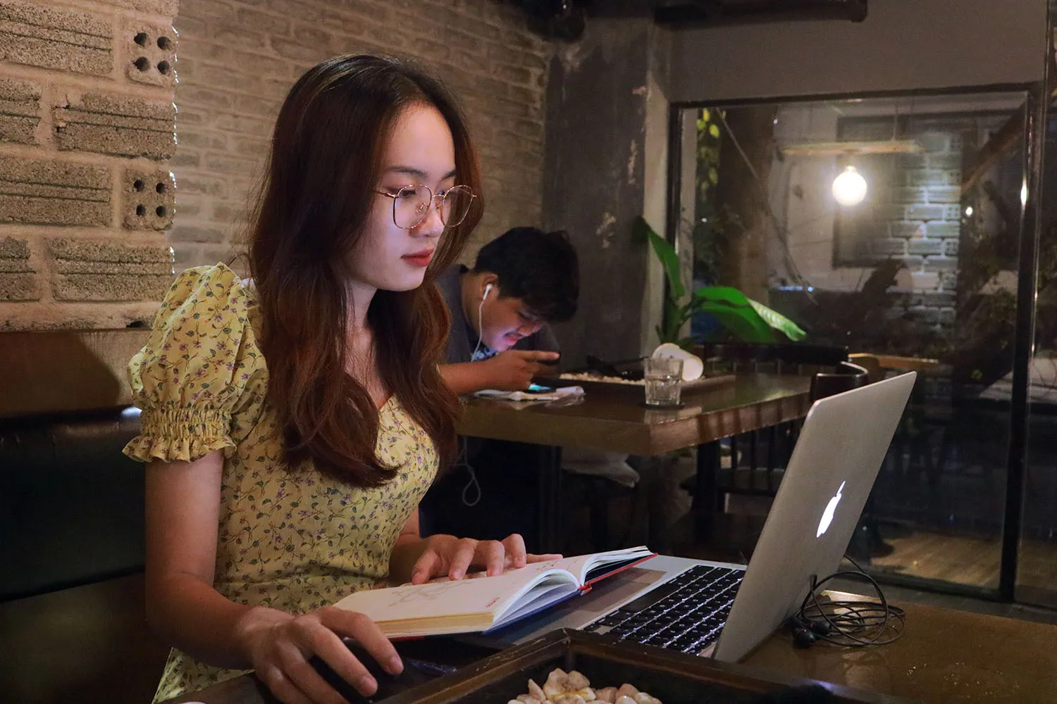 anh-1-880 Văn hóa làm việc xuyên đêm đang trở thành xu hướng phổ biến trong giới trẻ hiện đại