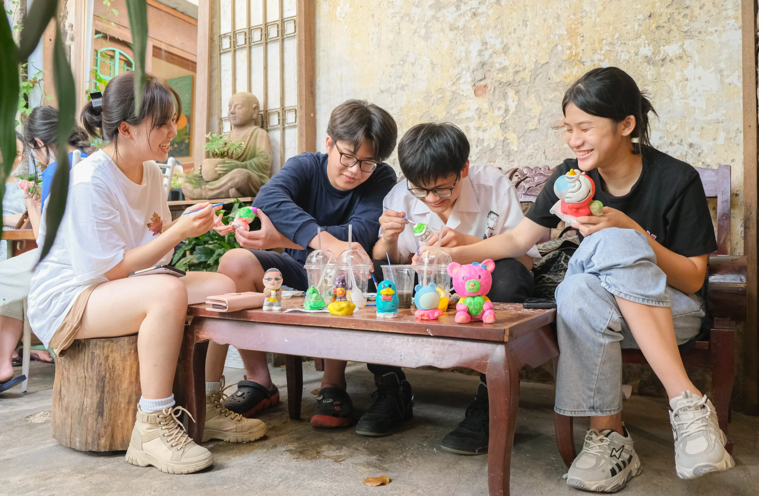 Tô tượng là dịp để bạn bè kết nối và chia sẻ những khoảnh khắc sáng tạo cùng nhau