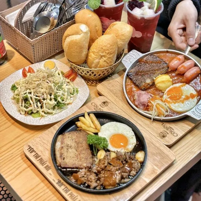 Các quán bánh mì chảo tại Đống Đa thường là điểm đến yêu thích của học sinh sinh viên