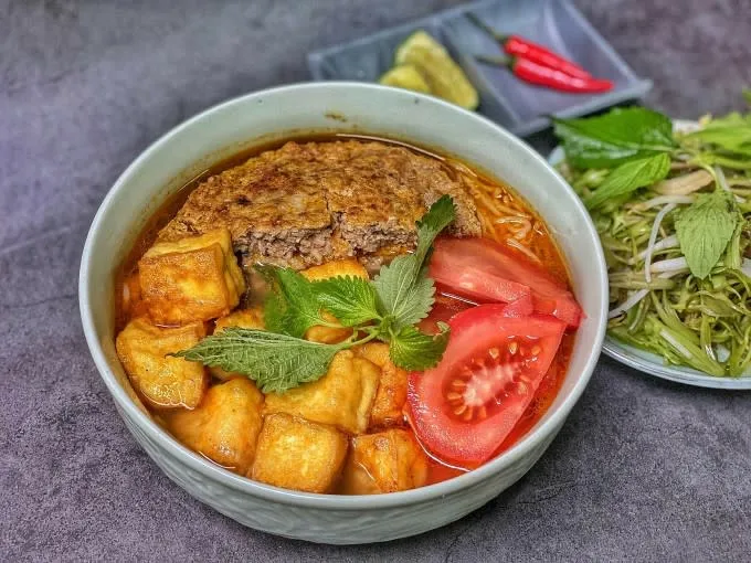 Sự tinh tế trong việc lựa chọn và kết hợp các nguyên liệu tạo nên bát bún riêu hoàn hảo