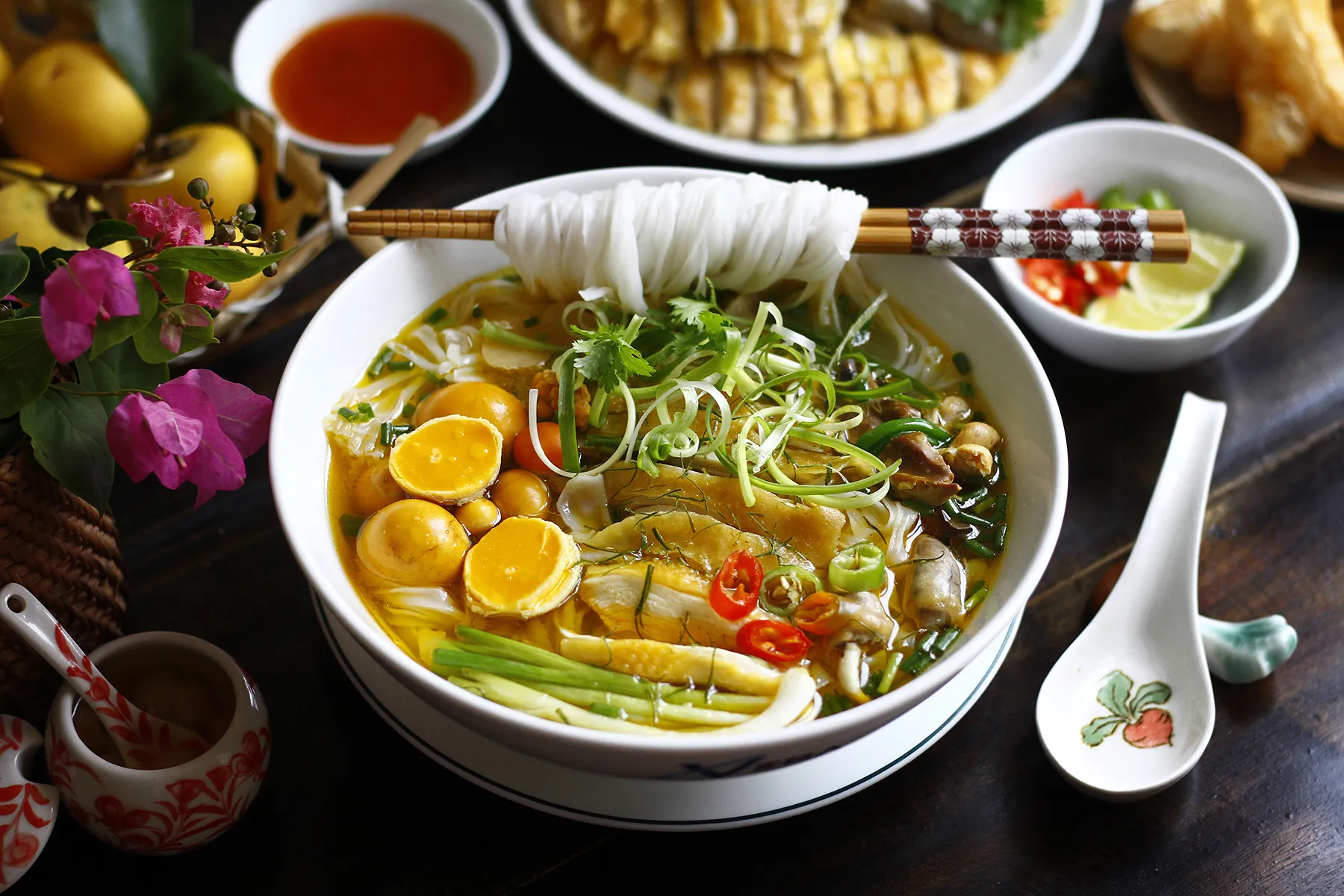 bc9thnhphm9-1692350453-3832-1692350464 Sự kết hợp hoàn hảo giữa phở gà quẩy và các loại gia vị truyền thống