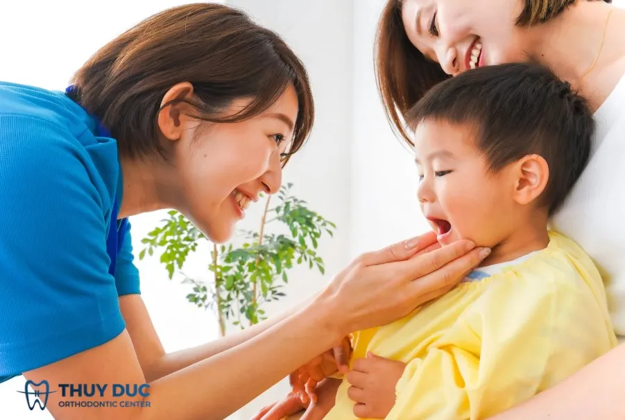be-vui-ve-khi-kham-nha-khoa Trải nghiệm tích cực giúp bé không còn sợ hãi và hào hứng hơn cho những lần khám định kỳ