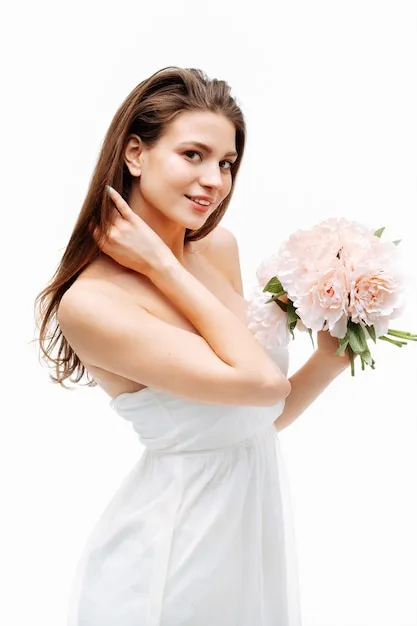 beautiful-woman-with-bouquet-flowers-poses-white-dress-studio-white-background-vertical-portrait-studio-concept-natural-beauty_401253-2 Concept nàng thơ trong trẻo với sự hỗ trợ của ánh sáng tự nhiên và hoa tươi