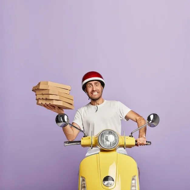 busy-deliveryman-driving-yellow-scooter-while-holding-pizza-boxes_273609-31969 Dịch vụ giao hàng nhanh chóng giúp đảm bảo thực phẩm luôn tươi ngon khi đến tay khách hàng