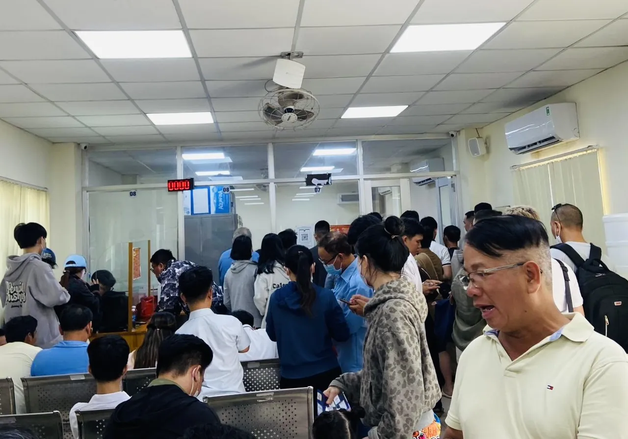 cancuoc Người dân thực hiện các thủ tục hành chính tại điểm tiếp dân quận Đống Đa