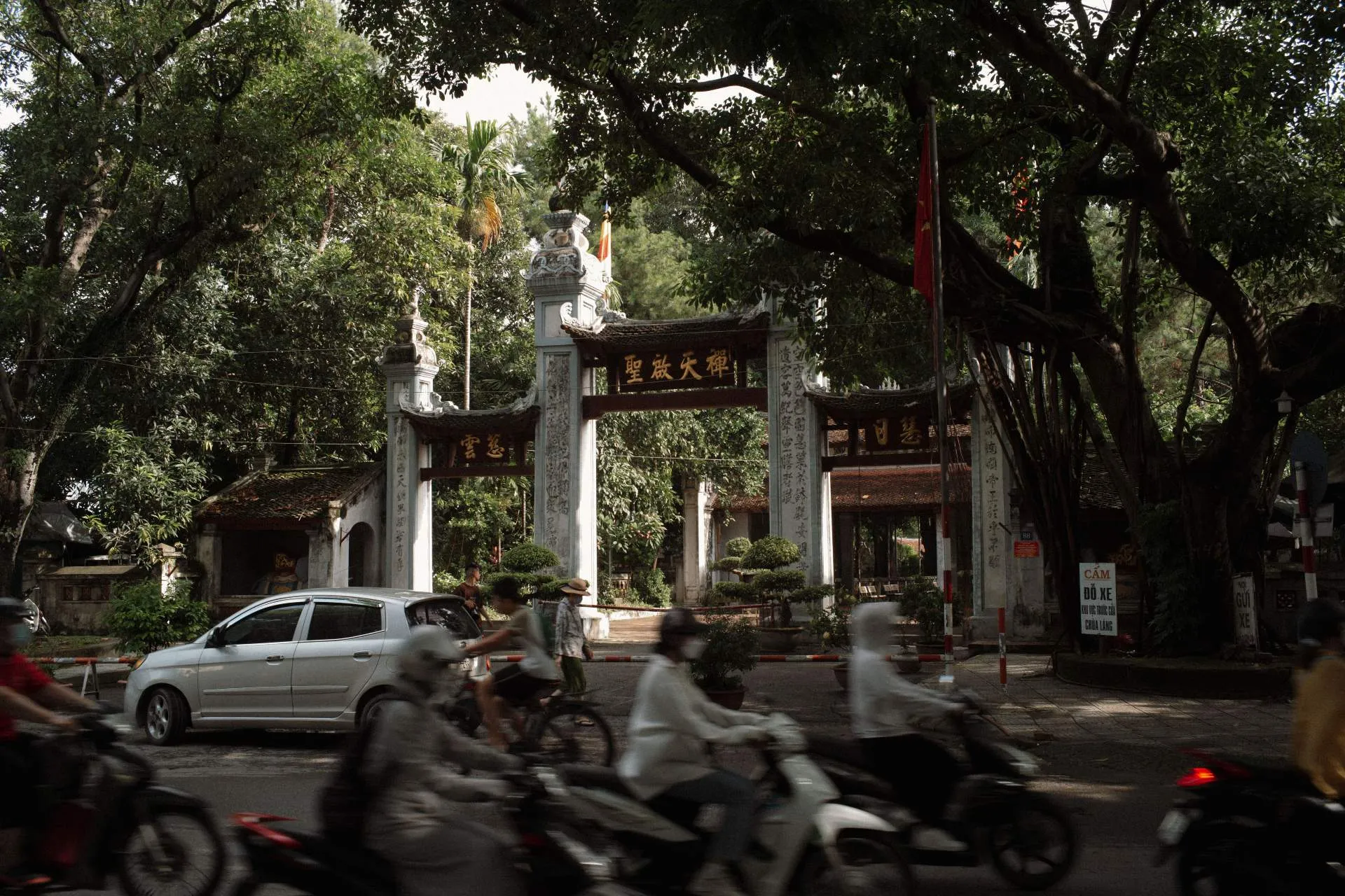 Các con ngõ tại Chùa Láng thường tập trung nhiều chung cư mini giá rẻ nhưng cần lưu ý về an ninh