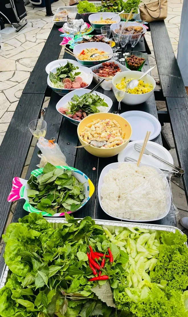 doan-trang-khoe-tiec-bbq-ngon-nhuc-nach-cung-nhung-nguoi-ban-ai-nhin-cung-thay-qua-da-279191555_10158355316917294_4922169808288119998_n-1651734030-517-width660height1110 Kết hợp nhiều rau xanh giúp cân bằng nhiệt lượng khi thưởng thức đồ nướng