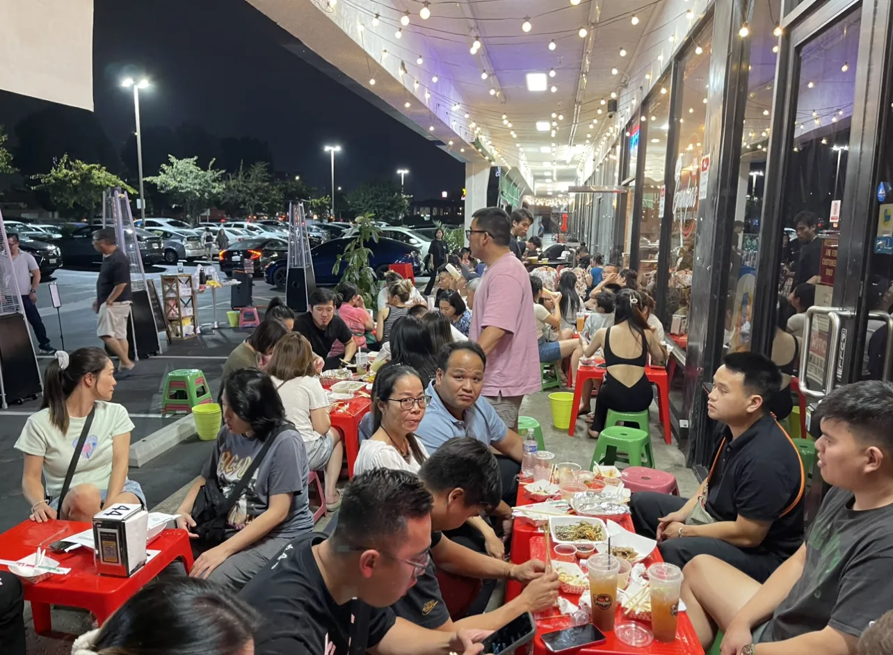 dp-quan-via-he-1 Không gian ăn uống bình dân và ấm cúng thu hút đông đảo sinh viên và giới trẻ