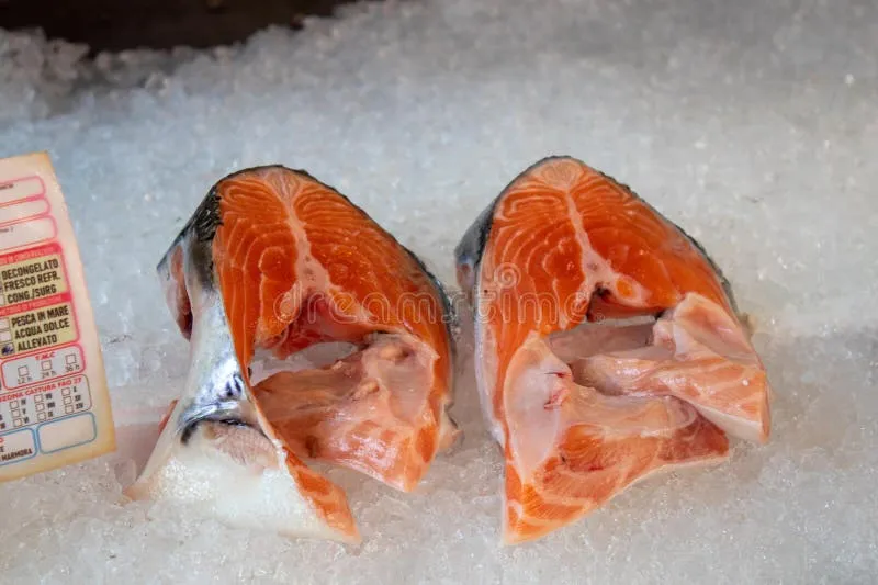 fresh-salmon-fillets-displayed-crushed-ice-sale-fresh-salmon-fillets-displayed-crushed-ice-sale-fishmonger-s-426180297 Thực phẩm tươi sống được tuyển chọn và bảo quản theo tiêu chuẩn khắt khe