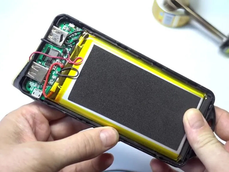 Cấu tạo chi tiết của sạc dự phòng chính hãng với các linh kiện cao cấp đảm bảo hiệu suất