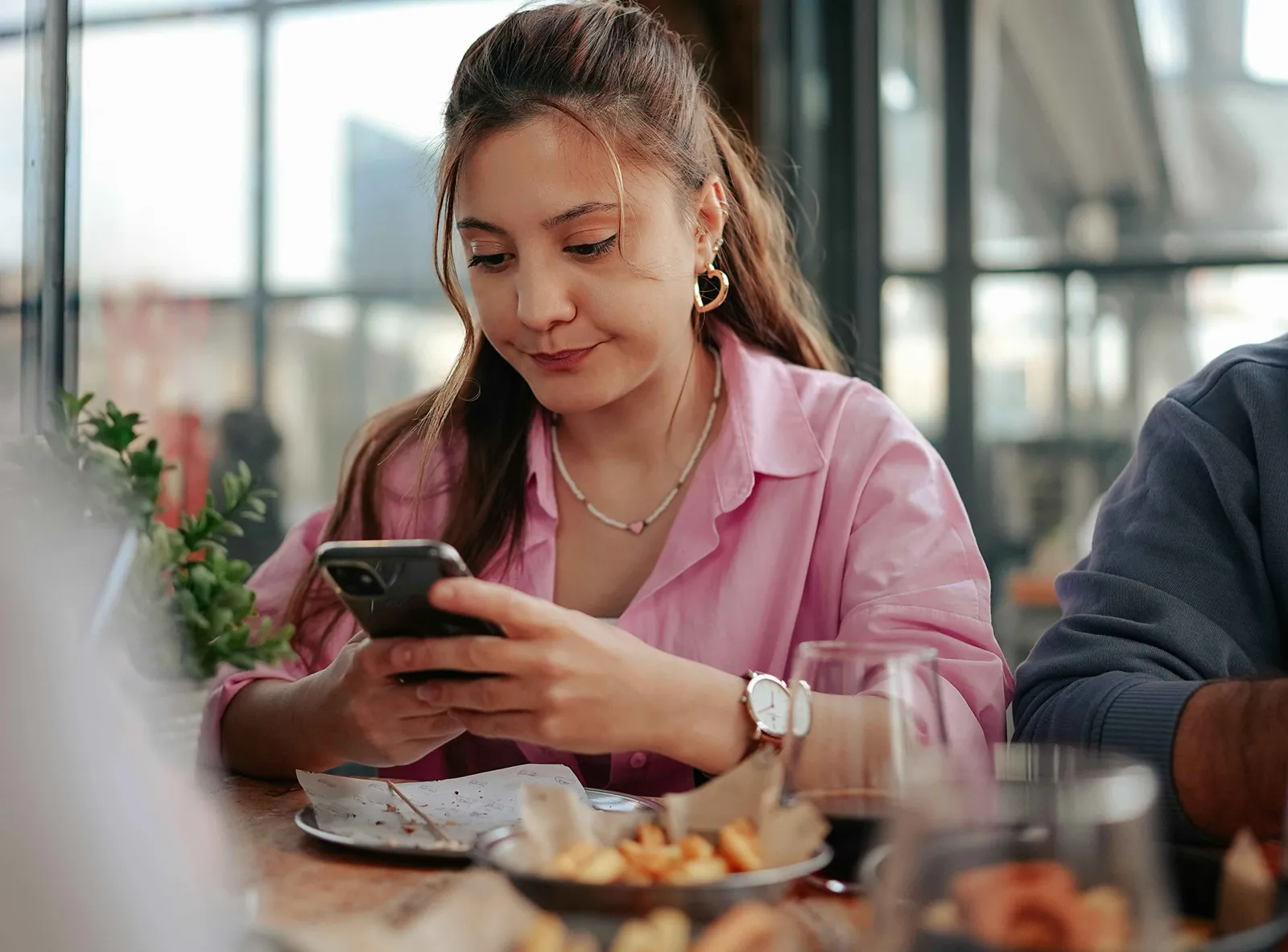 Sử dụng công nghệ để tìm kiếm và đánh giá quán ăn trước khi trải nghiệm
