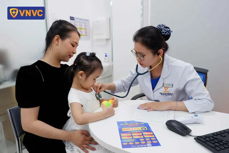 Khám sàng lọc kỹ lưỡng giúp bác sĩ đưa ra chỉ định tiêm chủng an toàn nhất
