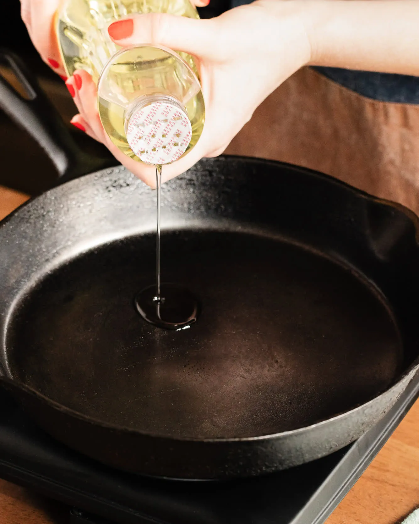 kitchn-2021-first-thing-vegetable-oil-3-cropped Quy trình rán bánh công khai giúp thực khách yên tâm về chất lượng vệ sinh