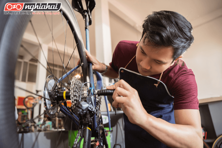 ky-thuat-vien-xe-dap Sự chuyên nghiệp trong tư vấn và kỹ thuật là tiêu chí hàng đầu để đánh giá một cửa hàng uy tín