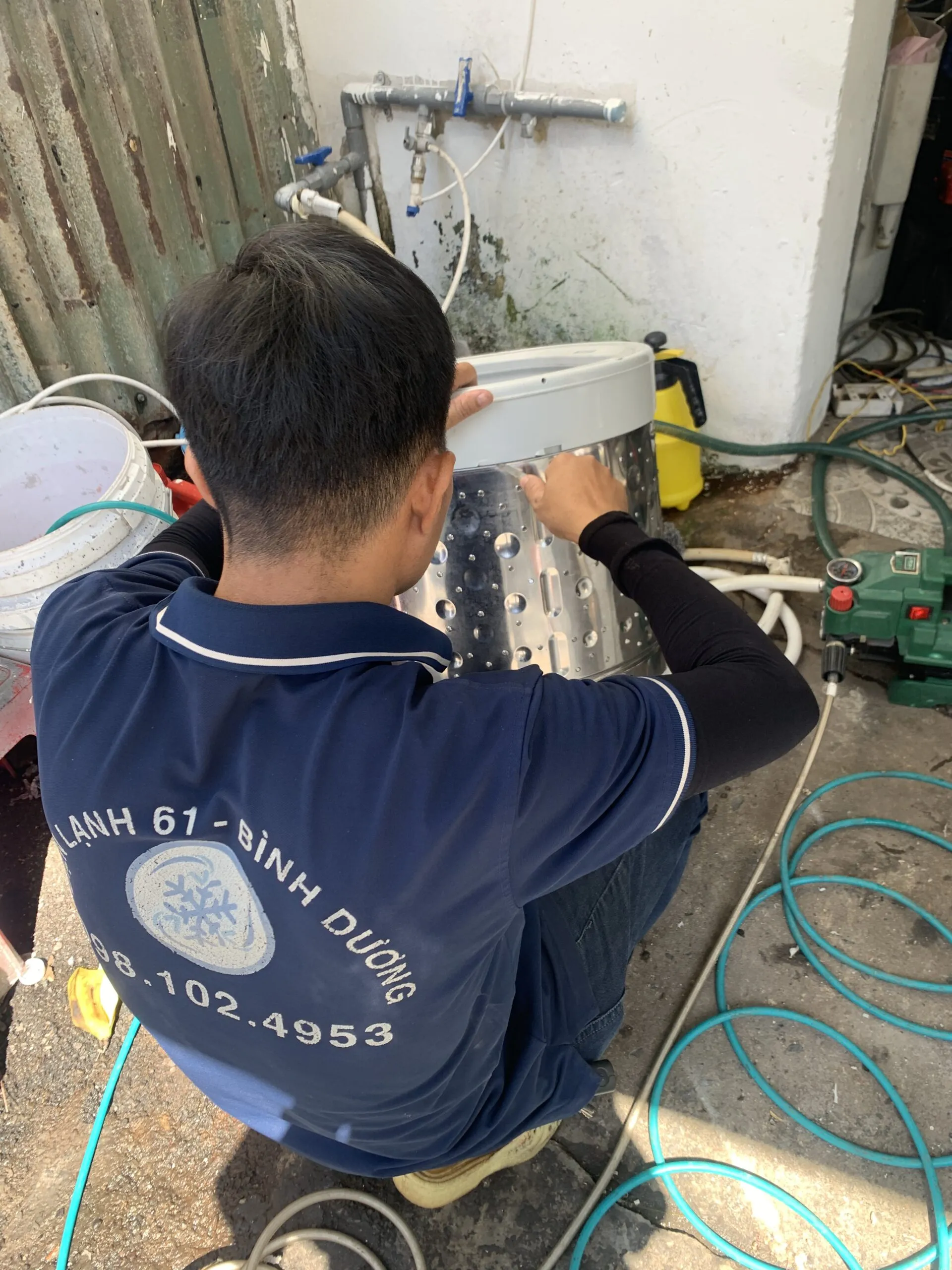 Quy trình xịt rửa lồng giặt bằng máy áp lực cao giúp đánh bay mọi mảng bám