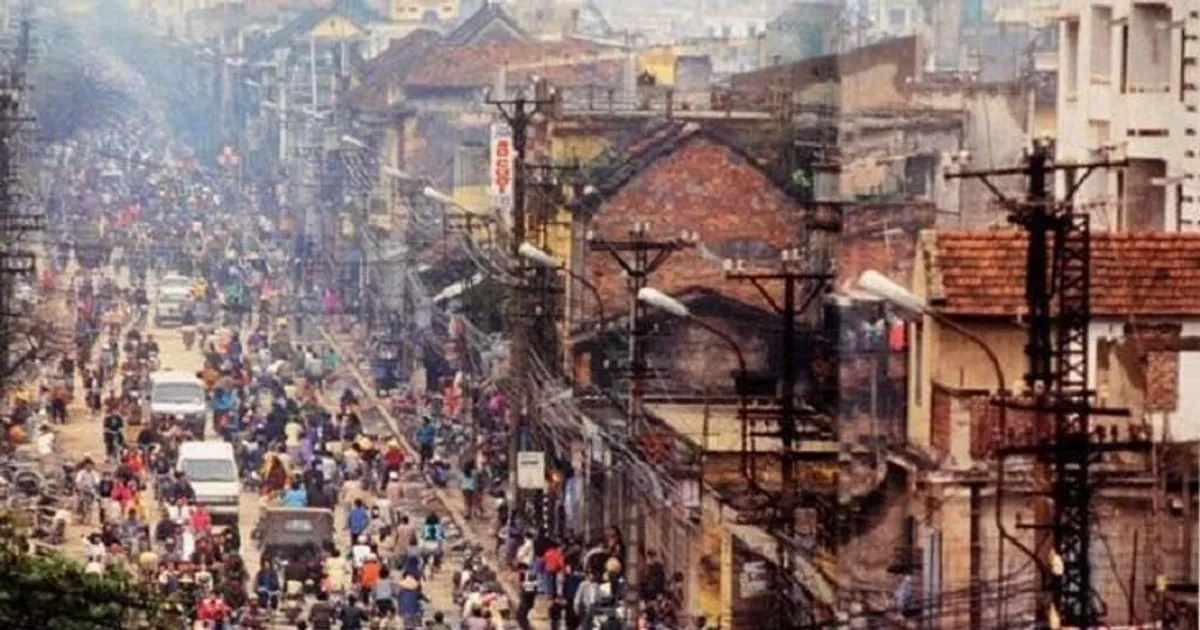 lich-su-con-nguoi-phat-trien-cua-pho-kham-thien-ha-noi Khung cảnh nhộn nhịp đặc trưng của ngõ chợ Khâm Thiên vào giờ cao điểm