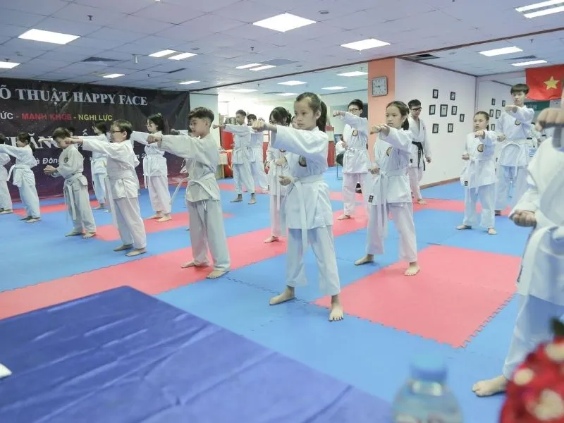 lop-hoc-vo-thuat-tu-ve-ha-noi-10 Tập luyện võ thuật buổi tối là phương pháp tuyệt vời để giải tỏa stress và nâng cao sức khỏe