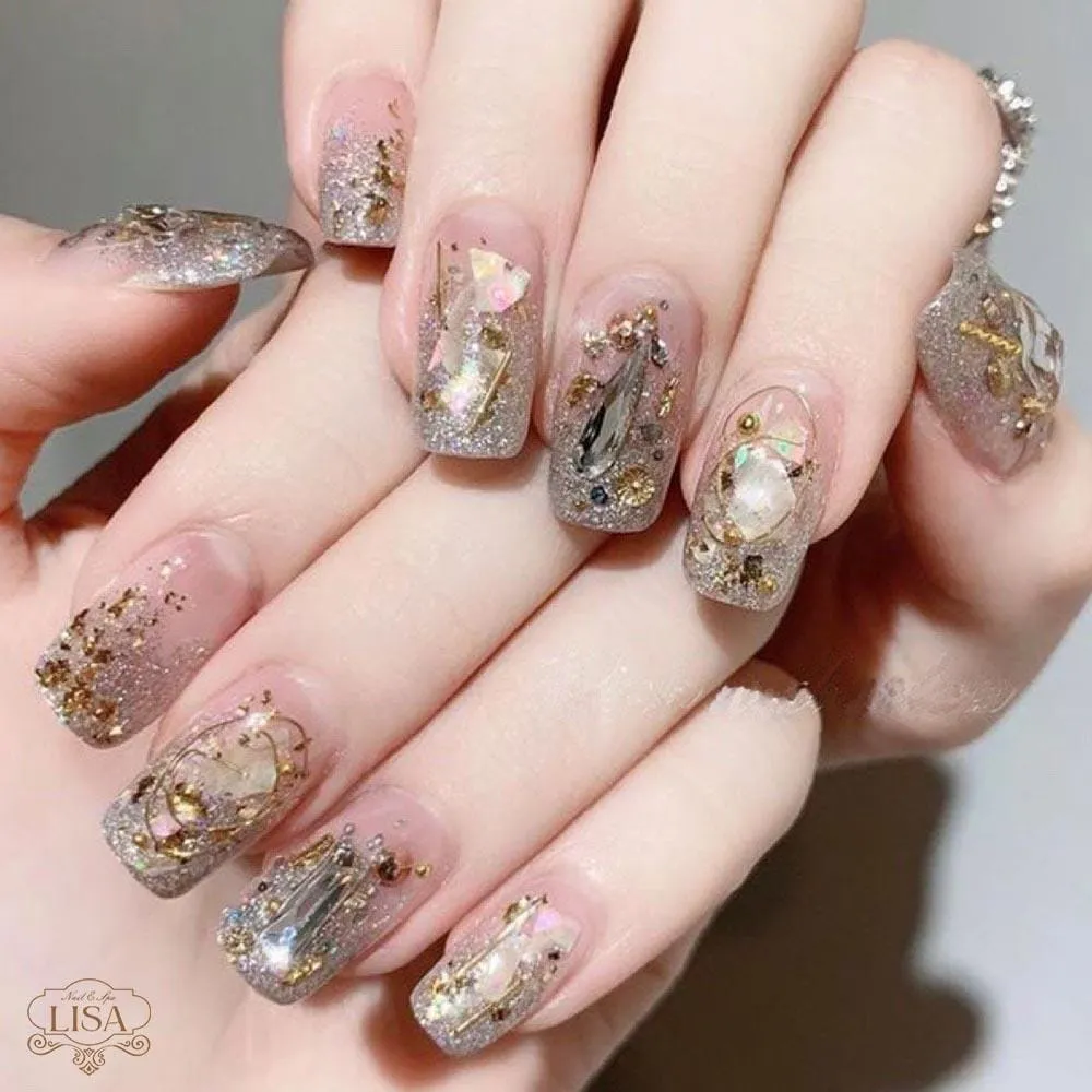mau-nail-an-xa-cu-mau-vang Nghệ thuật đính đá và xà cừ giúp bộ móng trở nên nổi bật và cuốn hút hơn