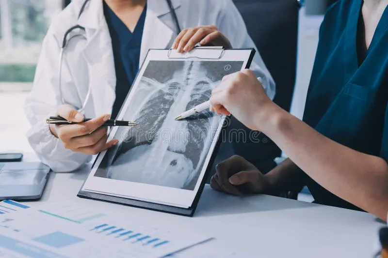 medical-team-meeting-analyzing-blood-test-results-hospital-laboratory-doctors-scientists-lab-coats-having-404364705 Các gói xét nghiệm đa dạng giúp tầm soát sớm các bệnh lý nguy hiểm