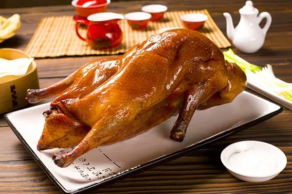 Món vịt quay Bắc Kinh trứ danh với lớp da giòn rụm và màu sắc bắt mắt