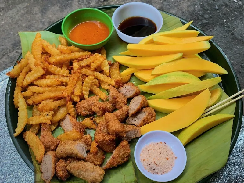 Nem Chua Rán Ngõ Chợ Đống Đa Siêu Giòn: Review Địa Điểm Ăn Vặt Hot Nhất Nem Chua Rán Ngõ Chợ Đống Đa Siêu Giòn: Review Địa Điểm Ăn Vặt Hot Nhất