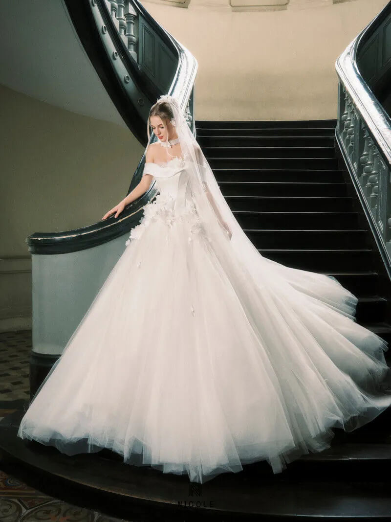 nicole-bridal-vay-cuoi-hien-dai-5 Sự đa dạng về mẫu mã tại các cửa hàng quận Đống Đa giúp cô dâu dễ dàng lựa chọn phong cách phù hợp