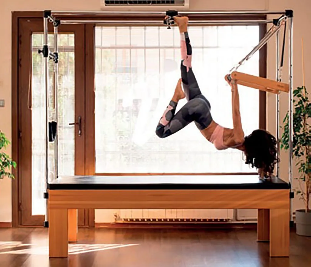 pilates-hoat-dong-tren-may-cadillac-1024x878-1 Đội ngũ huấn luyện viên chuyên nghiệp là yếu tố then chốt tại các địa chỉ Pilates uy tín