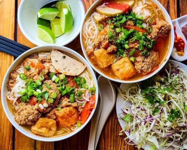 quan-bun-rieu-ngon-ha-noi-11045514-1682410531152-1682410531612777247085 Ẩm thực chợ truyền thống Đống Đa luôn có sức hấp dẫn khó cưỡng