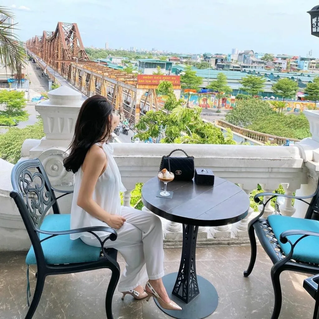 quan-cafe-view-dep-ha-noi-1 Tầm nhìn panorama tuyệt đẹp từ Quán Cafe 30 Quan Nhân hướng ra mặt hồ lộng gió