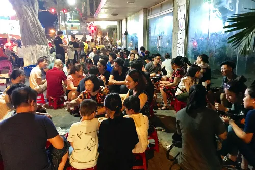 Thưởng thức chè sầu cùng bạn bè vào buổi chiều là trải nghiệm thú vị