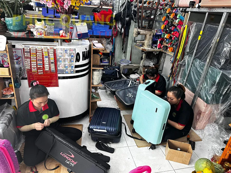 Việc kiểm tra trực tiếp các bộ phận cơ khí giúp đảm bảo độ bền cho vali kéo