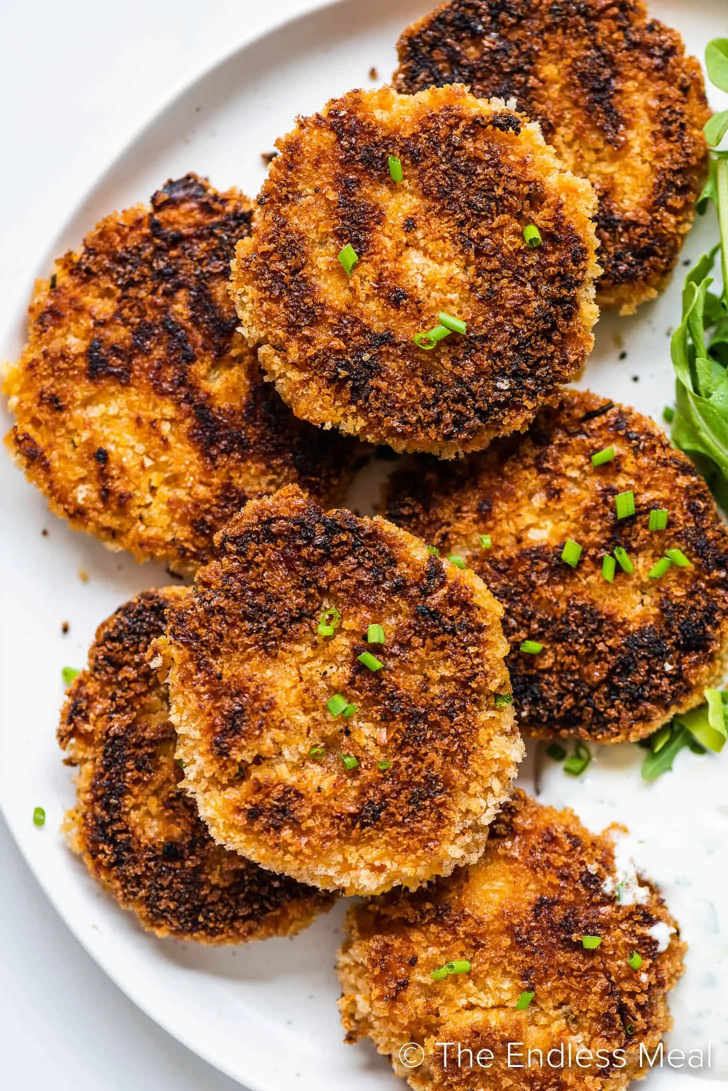 sweet-potato-cakes_-3 Cận cảnh chiếc bánh khoai rán với lớp vỏ giòn rụm và những sợi khoai lang vàng óng