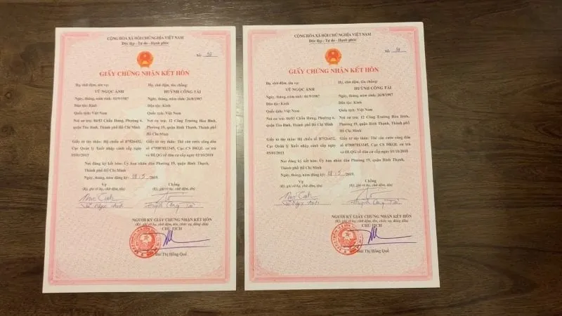 thu-tuc-dang-ky-ket-hon Cán bộ tư pháp phường Đống Đa hướng dẫn các cặp đôi ký sổ hộ tịch