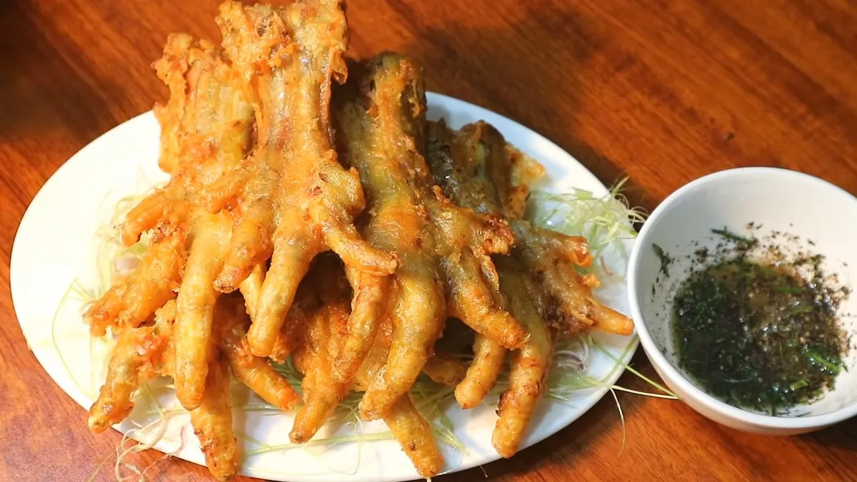 Cận cảnh từng thớ thịt chân gà thấm đẫm gia vị
