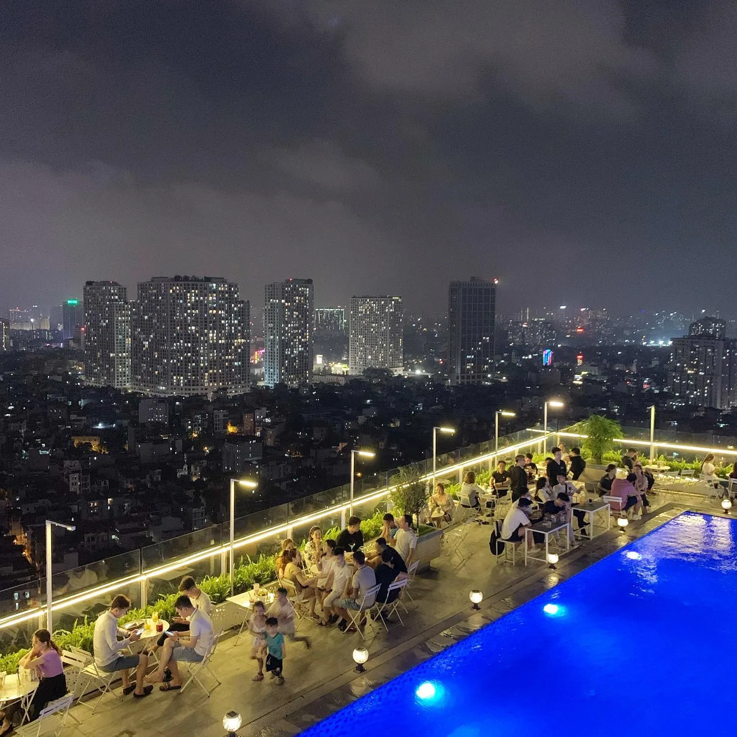 trill-rooftop-cafe-ivivu Tầm nhìn từ trên cao cực chill tại một quán cafe rooftop quận Đống Đa
