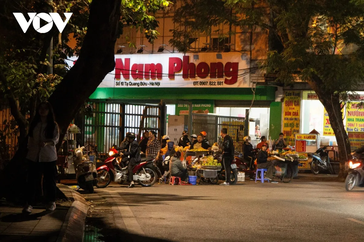 Khám Phá Món Ngon Đường Láng Về Đêm: Cẩm Nang Ẩm Thực Đêm Hà Thành Khám Phá Món Ngon Đường Láng Về Đêm: Cẩm Nang Ẩm Thực Đêm Hà Thành