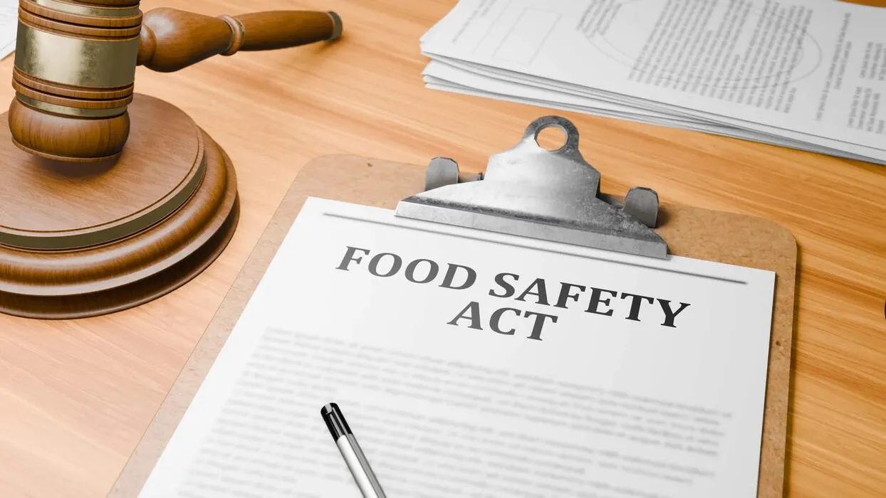 wooden-lawyer-desk-with-highlighted-word-food-safety-act-on-clipboards-documents-on-table-judge-s-wooden-gavel-knocking-and-court-making-decision-on-food-safety-act-in-courtroom-free-video Các quy định xử phạt vi phạm an toàn thực phẩm ngày càng nghiêm ngặt