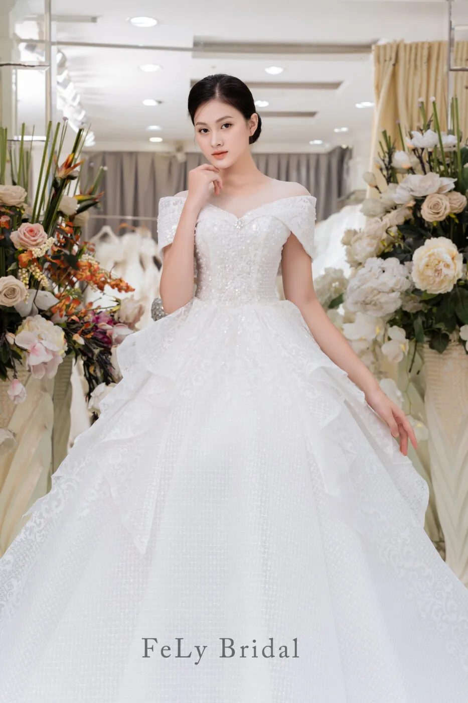 yag06169 Chất lượng chất liệu và độ tinh xảo trong đính kết là tiêu chí hàng đầu khi chọn váy cưới